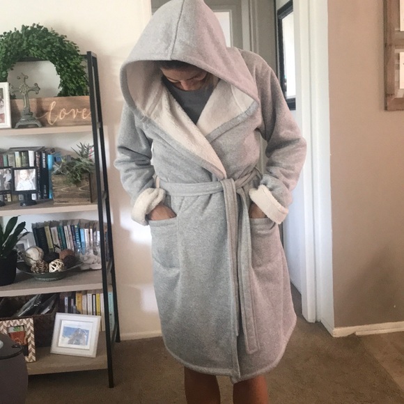 Other - Grey robe size XL Tahari